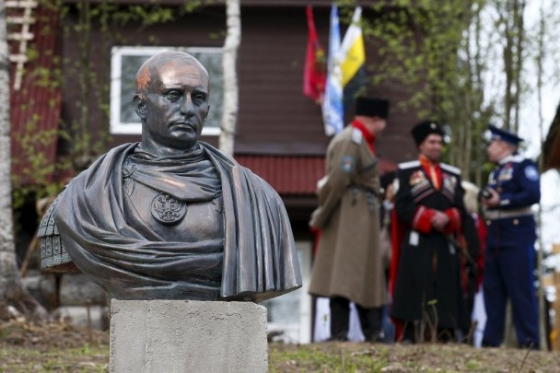 В России установили бюст Путина в образе римского императора (фото)