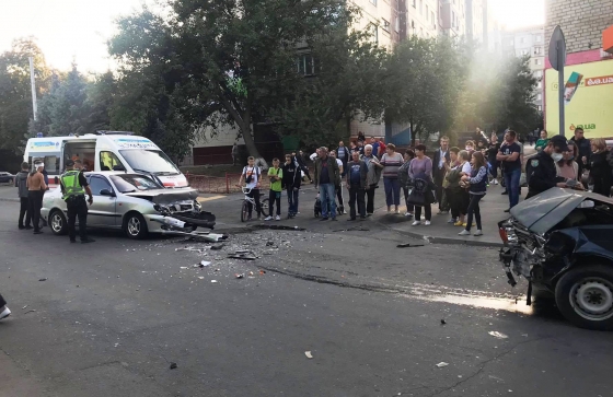 В Краматорске столкнулись два автомобиля. Есть пострадавшие.