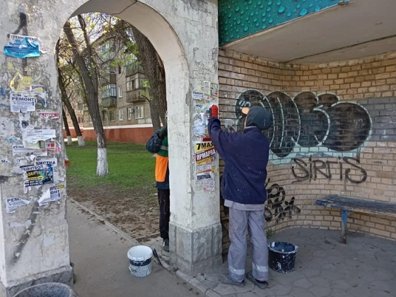 В Краматорске очищают город от объявлений за счет бюджета, в Мариуполе - штрафами