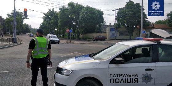 Грузовик повредил троллейбусную линию: патрульные регулировали движение и составили админматериалы