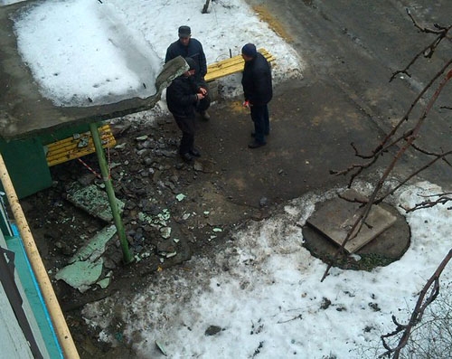 В многоквартирном доме Краматорска обрушился фрагмент бетонного козырька над подъездом (фото)