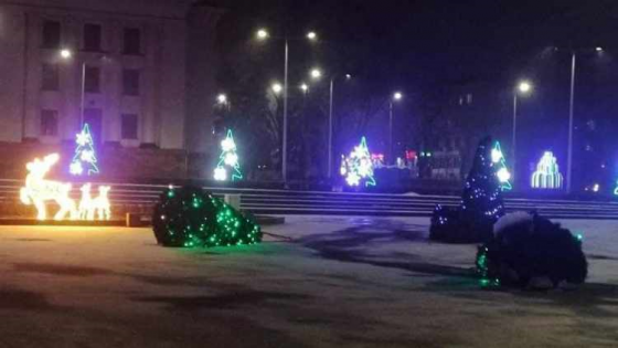 В Краматорске сильный ветер сорвал новогодние украшения и флаг в “Юбилейном” (фото)