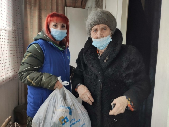 В Краматорске волонтеры помогают одиноким пожилым людям продуктами