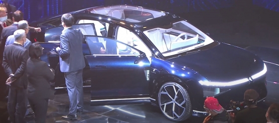 Tesla подвинься: крупнейший производитель iPhone представил три электромобиля
