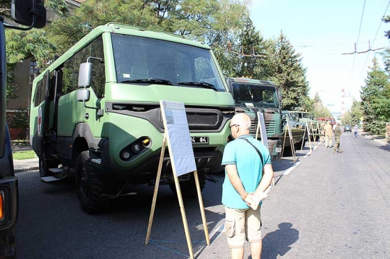 На ул. Дружбы проходит выставка военной техники (фото, видео)