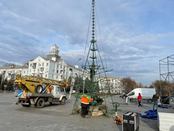 На центральной площади Краматорска начали устанавливать новогоднюю елку