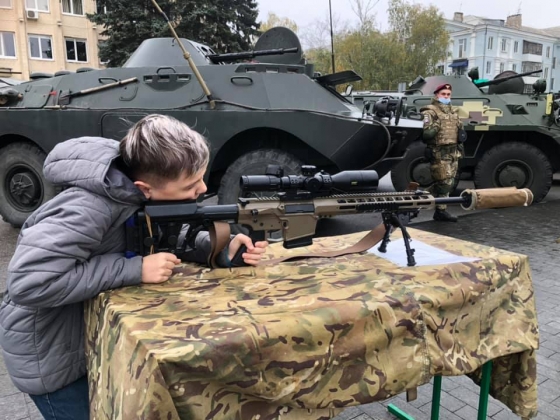 В Краматорске на площади Мира проходит выставка военной техники и вооружения 