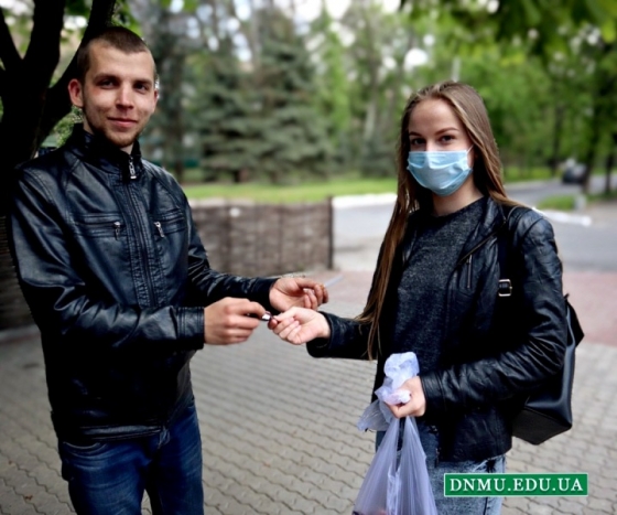 Студенты ДонНМУ провели ежегодную акцию «Сигарету на конфету»