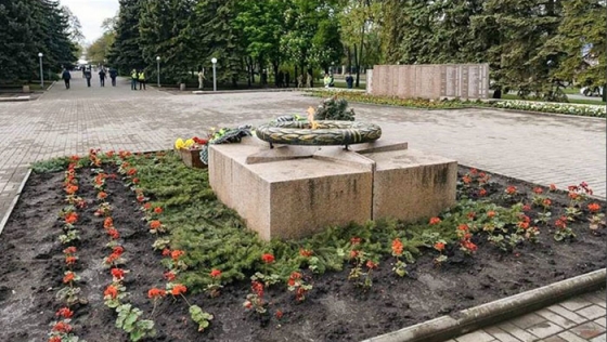 Возле Вечного огня в Краматорске пропали высаженные перед 9 мая цветы (фото)