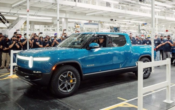 Опережая Теслу: Rivian запустил в серию электрический пикап R1T