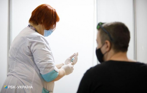 Вакцинация от COVID: сколько украинцев верит в заговор фармацевтов и чипирование