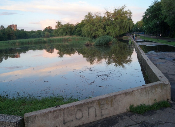 В краматорском парке «Юбилейный» озеро переполнилось водой