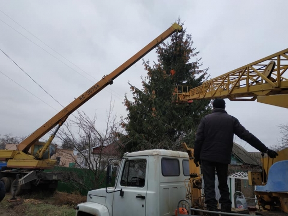 В Краматорске силами предприятия УРСАС установлены новогодние ёлки в Старой части город и м-н Лазурный