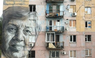 В Авдеевке на доме на линии фронта появился мурал (фото)
