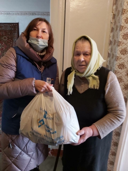 В Краматорске волонтеры помогают одиноким пожилым людям продуктами