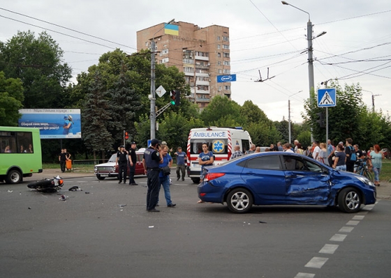 ДТП в Краматорске: тяжело пострадали водитель мотоцикла и его пассажирка (фото, видео)