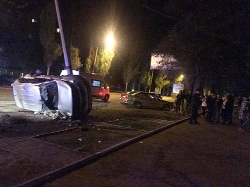 В Краматорске произошло ночное ДТП с опрокидыванием авто (фото)