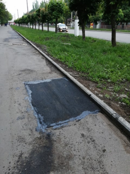 В Краматорске снова ремонтируют недавно отремонтированный тротуар 
