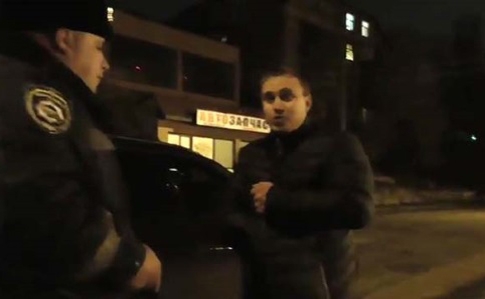 Суд закрыл дело против пьяного судьи, угрожавшего гаишникам пистолетом (видео)