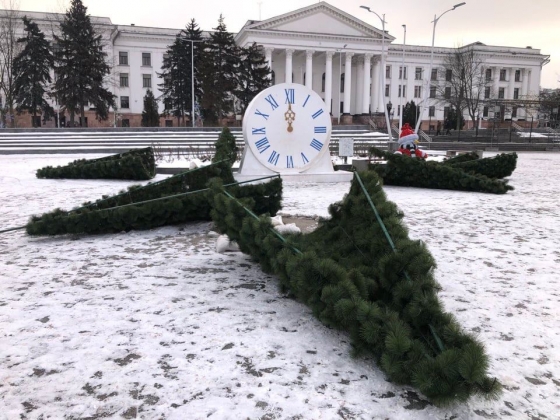 демонтаж праздничной иллюминации и главной елки Краматорска на площади Мира