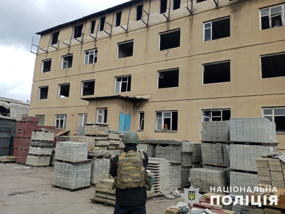 Наслідки ворожих обстрілів Донеччини: пошкоджено житлові будинки, цех заводу, магазин, лінію електропередач, газопроводи, залізничну колію, авто, - поліція (фото)