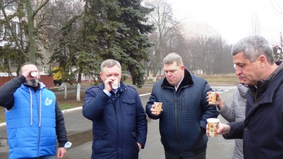 Директор Краматорського водоканалу випив питну воду, яка поступає до мереж Краматорська з фільтрувальної станції