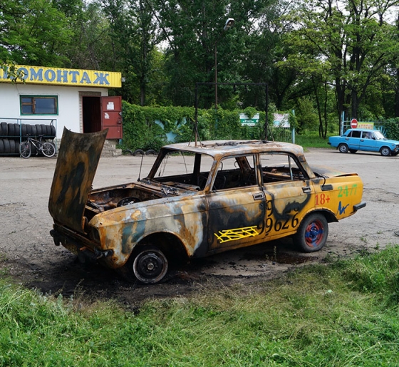 В Краматорске сгорел автомобиль, рекламирующий секс-услуги (фото)