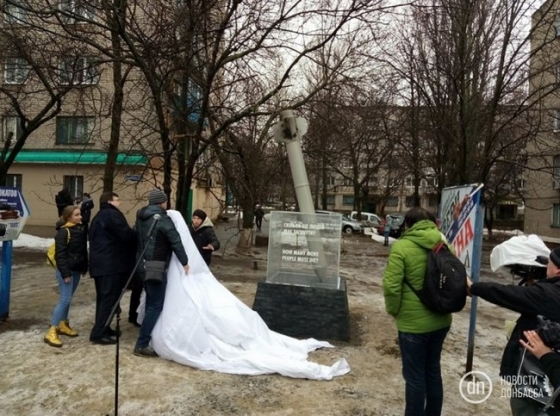 Памятник жертвам обстрела Краматорска перенесли из центра города, чтобы уберечь от вандалов, - горсовет (фоторепортаж)