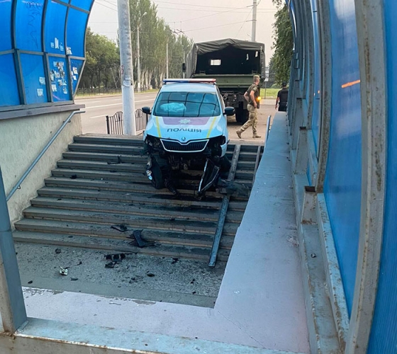 В Краматорске машина Патрульной полиции оказалась в подземном переходе
