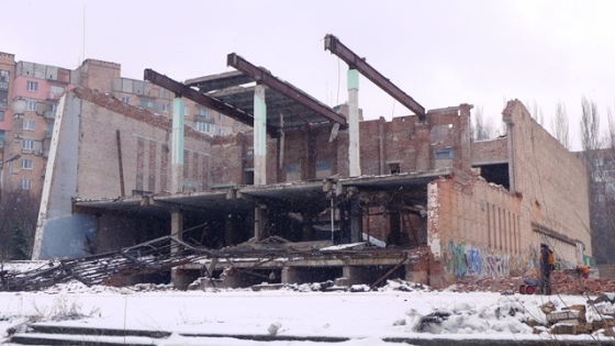 В Краматорске строители начали демонтаж здания бывшего ночного клуба «Ника» (фото)