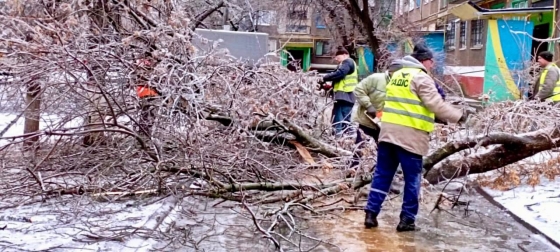 У Краматорську комунальники продовжують ліквідовувати наслідки негоди