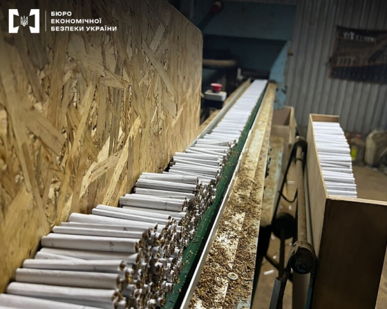 БЕБ знайшло підпільне промислове виробництво цигарок на Одещині, вилучили 400 тисяч пачок