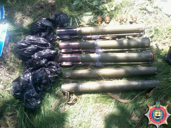 В Константиновском районе обнаружены 2 тайника с крупной партией оружия и боеприпасов 