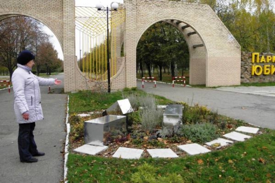 В Краматорске вандалы повредили Аллею мира (фото)