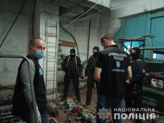 Незаконно подключались к электросетям: полиция разоблачила ферму майнинга криптовалют