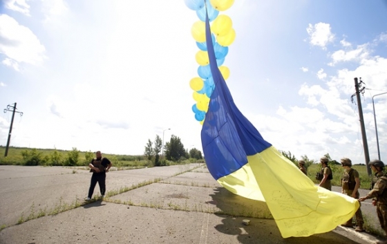 Военные запустили в сторону Донецка украинский флаг