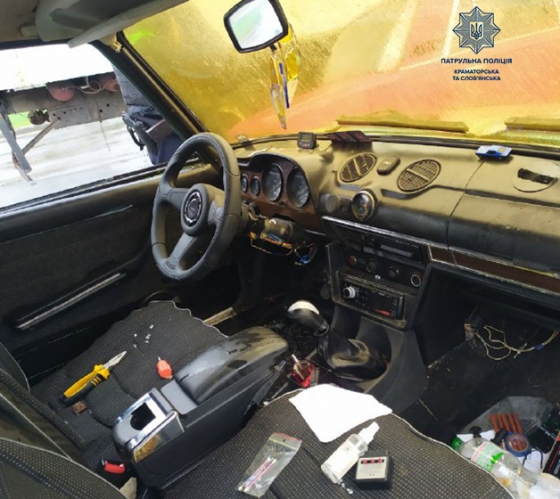 В Краматорську патрульні виявили чоловіка, який розкрадав покинуті автівки