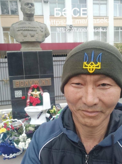 Біля пам’ятника Жукову в Казахстані 9 травня встановили унітаз (фото)