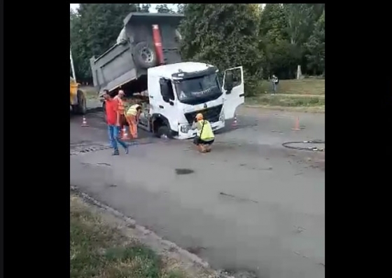 В Краматорске из-за безалаберности коммунальщиков грузовик &quot;ушел&quot; под землю (видео)