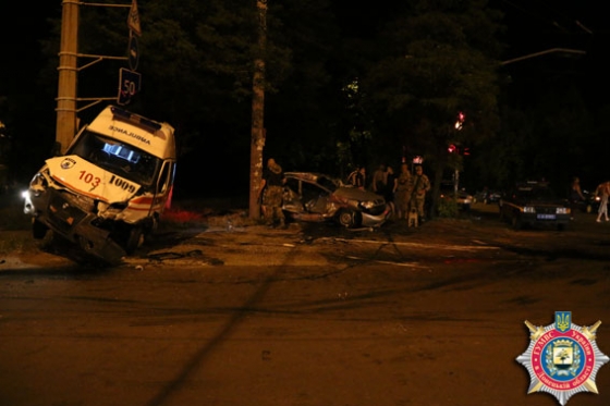 В Мариуполе автомобиль &quot;скорой&quot; с ранеными военнослужащими попал в ДТП. Пострадали 5 человек