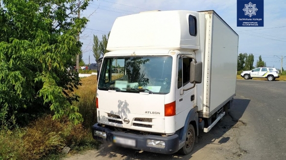 Патрульные составили протокол на водителя грузовика, который повредил шлагбаум на железнодорожном переезде в Славянске