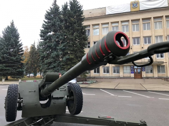 В Краматорске на площади Мира проходит выставка военной техники и вооружения 