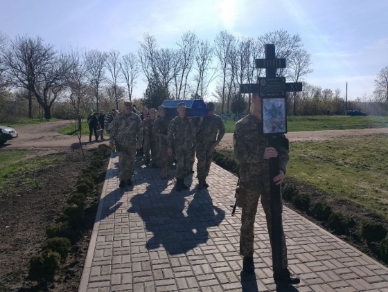 У Краматорську в один день поховали двох загиблих на війні військовослужбовців