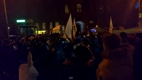 Под Нацбанком произошли столкновения между протестующими и правоохранителями