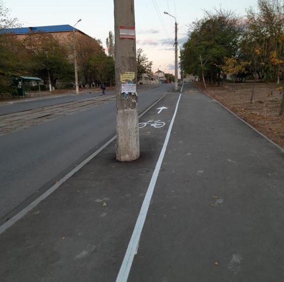 В Краматорске проложили велодорожки между столбов (фото)