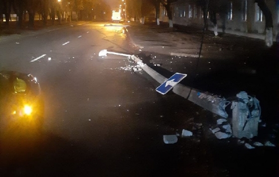 В Краматорске пьяный водитель снес столб и пытался скрыться с места происшествия (фото)