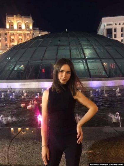 «Померти набагато легше, ніж продовжувати жити»: історія 19-річної дівчини, яка потрапила під обстріл вокзалу Краматорська