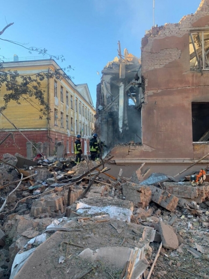 Росіяни завдали 2 ударів по Слов’янську. Пошкоджено школу та під’їзд будинку. Під завалами можуть бути люди, - мер Лях