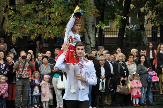 Первый звонок в Краматорске: танец с рушниками и 25 школа без электричества (фото, видео)