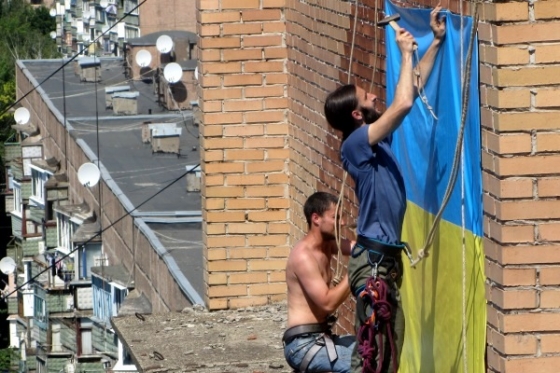 В Краматорске АТОшники установили украинский флаг на самой высокой точке города